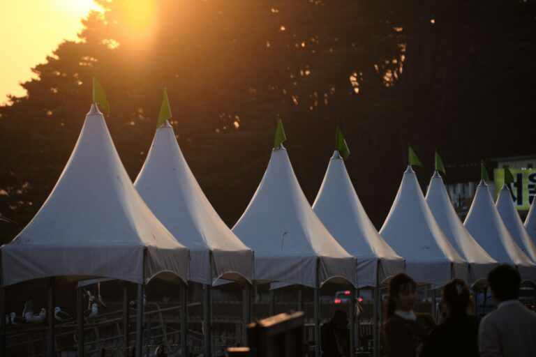 photo de tentes blanches pour forum des associations
